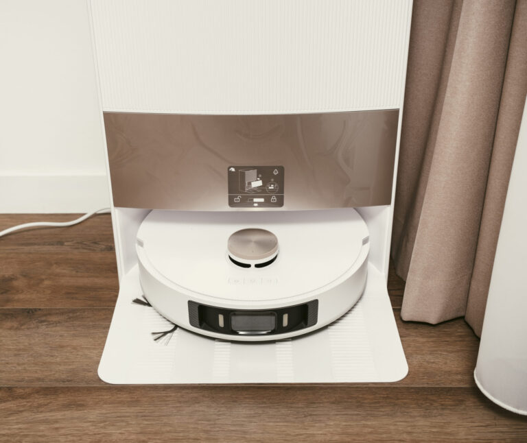 roboty sprzątające ze stacją opróżniającą