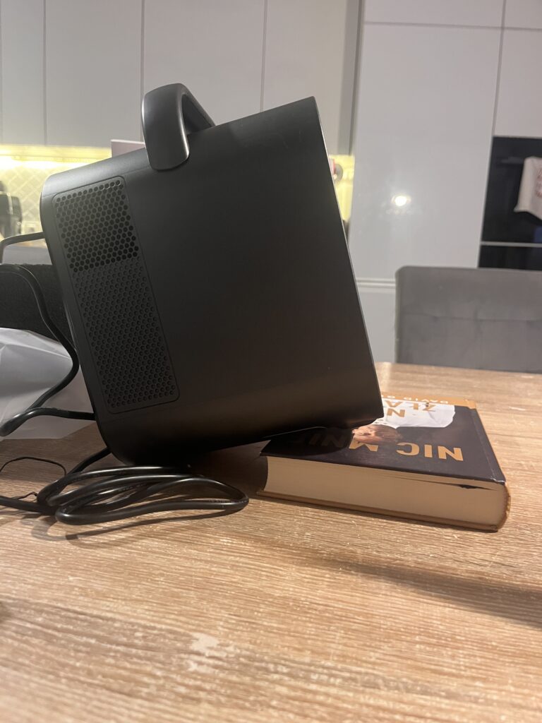 fotografia projektora na książce