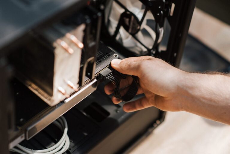 Ile kosztuje złożenie PC? Obudowa, płyta główna i zasilacz w 2026 roku